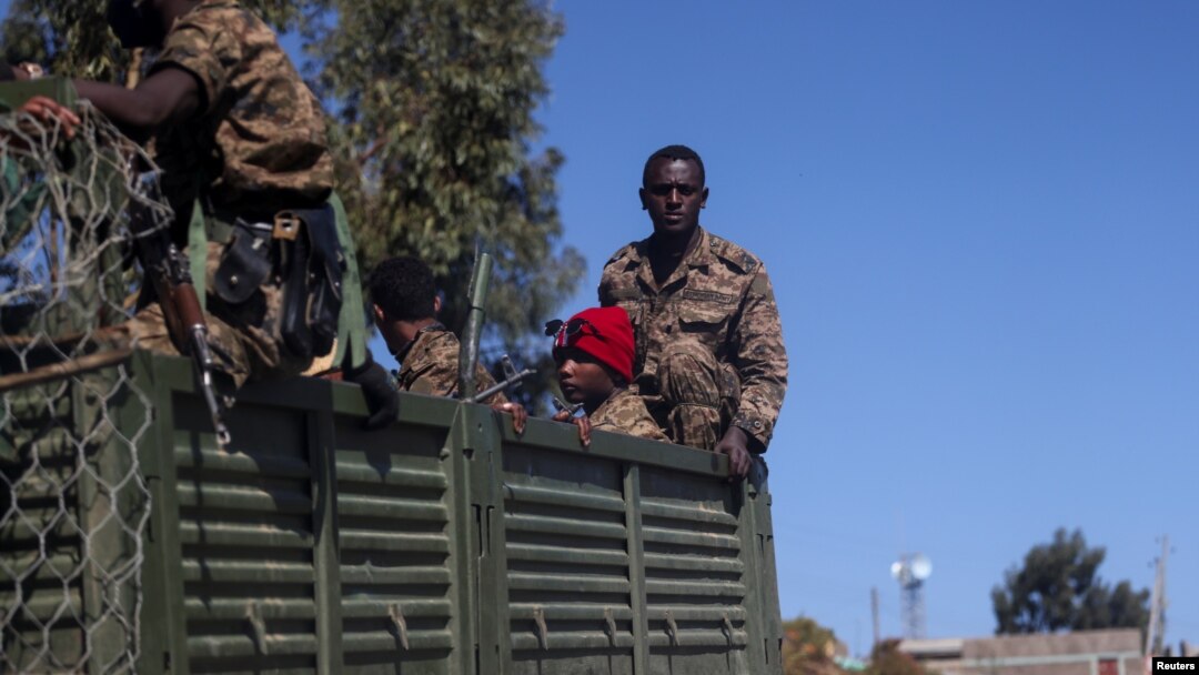 Tentara Ethiopia menaiki truk di Adigrat, wilayah Tigray (foto: dok). 