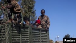 Tentara Ethiopia menaiki truk di Adigrat, wilayah Tigray (foto: dok). 