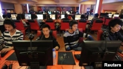 资料照片：人们在中国安徽省合肥市的网吧使用电脑。
