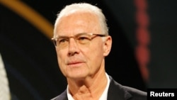 ARCHIVO - Franz Beckenbauer durante el lanzamiento de la Copa del Mundo 2010 antes del sorteo en Ciudad del Cabo.