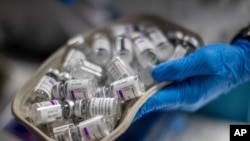 9일 스페인 마드리드의 신종 코로나바이러스 백신 접종센터에서 간호사가 아스트라제네카 백신을 들고 있다.