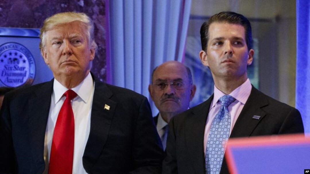 ARHIVA -Bivši predsednik Donald Tramp, finansijski direktor njegove kompanije Alen Vajselberg (C) i sin Donald Tramp mlađi, (Foto: AP/Evan Vucci)