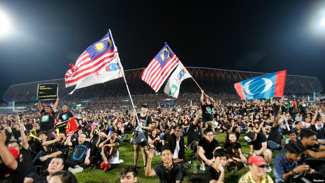 Para pendukung oposisi melakukan rapat umum di Stadion Kelana Jaya, Kuala Lumpur untuk memrotes hasil pemilu Malaysia (8/5).