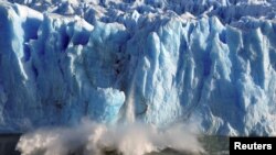 El derretimiento y la fracturación de los glaciales es uno de los indicadores del calentamiento global, afirman los científicos. [Foto de archivo]