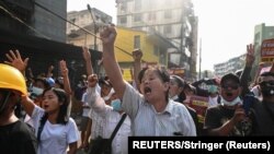 Myanmar, Yangon, People shout slogans during a protest against the military coup
Wananchi wakipaza sauti kupinga mapinduzi ya kijeshi wakati wa maandamano mjini Yangon, Myanmar Februari 26, 2021.REUTERS/Stringer