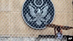 Un travailleur dans l'enceinte de l'ambassade des États-Unis à La Havane, Cuba, le 29 septembre 2017.