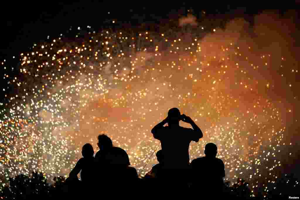 چھٹی کا دن امریکی زیادہ تر پارکوں اور ساحل سمندر پر گزارتے ہیں۔ پارکوں اور ساحلی تفریح گاہوں پر لوگ سماجی فاصلوں کی پابندی کر تے رہے اور ماسک کا استعمال بھی کیا۔ &nbsp;