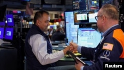 资料照片：美国纽约证券交易所交易大厅内，交易员正在工作。(2026年4月8日) 