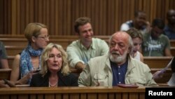 Orang tea Reeva Steenkamp, June dan Barry Steenkamp saat menghadiri siding di Pengadilan Tinggi North Gauteng, Pretoria (15/10).