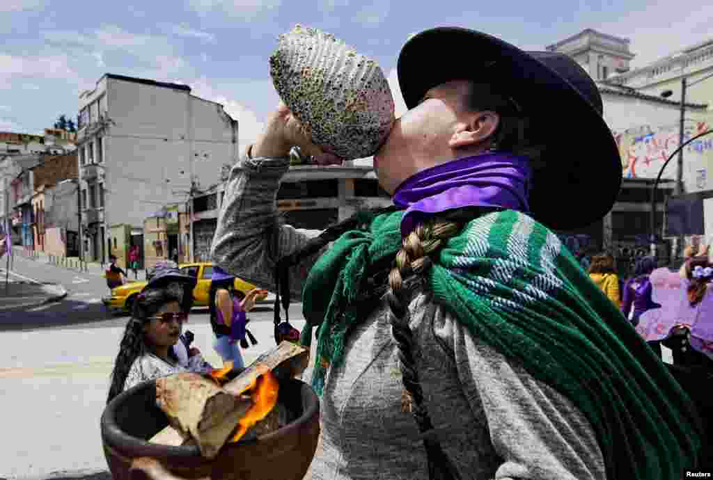 Una mujer marcha delante de otros manifestantes para conmemorar el Día Internacional de la Mujer, en Quito, Ecuador, el 8 de marzo de 2025. REUTERS/Cristina Vega