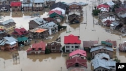 印度灾区灾民划船