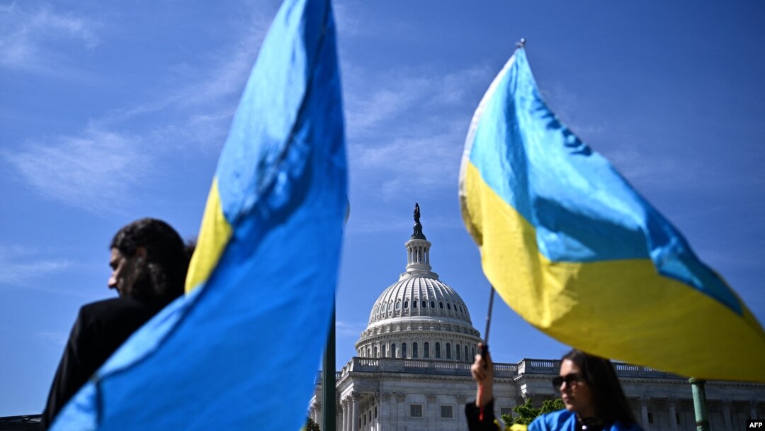Aktivisti sa ukrajinskim zastavama ispred zgrade američkog Kongresa (Foto: Mandel NGAN / AFP)