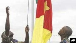 Wanajeshi wakishusha bendera ya Cameroon