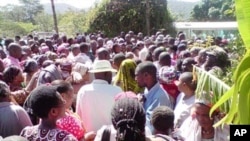 Maelfu na maelfu ya watu wakikusanyika kwa Mchungaji Ambilikile kunywa dawa maalum ya kutibu magonjwa sugu.