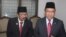 Menteri Komunikasi dan Informatika Rudiantara (kanan) memberikan keterangan pers didampingi Gubernur Jawa Timur Soekarwo, hari Jumat 20 Mei 2016 di Surabaya (VOA/Petrus).