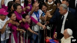 El Papa Francisco anima a los participantes cuando llega para presidir una misa en el Steppe Arena en Ulán Bator, la capital de Mongolia, el domingo 3 de septiembre de 2023.