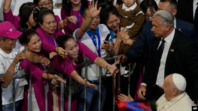 El Papa Francisco anima a los participantes cuando llega para presidir una misa en el Steppe Arena en Ulán Bator, la capital de Mongolia, el domingo 3 de septiembre de 2023.