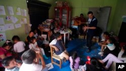 Voluntarios en San Gregorio Atlapulco, una población rural en el sur de Ciudad de México, entretienen a niños luego del fuerte terremoto de 7,1 del pasado martes. Septiembre 25, 2017.