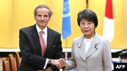 라파엘 그로시(왼쪽) 국제원자력기구(IAEA) 사무총장과 가미카와 요코 일본 외무상이 14일 도쿄에서 회동하고 있다.