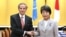 라파엘 그로시(왼쪽) 국제원자력기구(IAEA) 사무총장과 가미카와 요코 일본 외무상이 14일 도쿄에서 회동하고 있다.