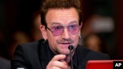 El activista y vocalista de U2, Bono, testifica en el Congreso de EE.UU sobre las causas y consecuencias del extremismo violento y el papel de la asistencia extranjera. Abril 12, 2016. 