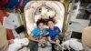 En esta foto divulgada por la NASA el jueves, 18 de octubre, de 2019, se ven las astronautas Jessica Meir (izquierda) y Christina Koch, posando para una foto en la estación espacial internacional, ante de iniciar la histórica caminata espacial de solo mujeres.