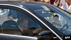 Le président algérien Abdelaziz Bouteflika est aperçu dans une voiture à son arrivée pour inaugurer une école religieuse Zaouïa Belkaidia à la périphérie d'Alger, le 15 mai 2018.