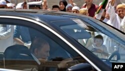 Le président algérien Abdelaziz Bouteflika est aperçu dans une voiture à son arrivée pour inaugurer une école religieuse Zaouïa Belkaidia à la périphérie d'Alger, le 15 mai 2018.