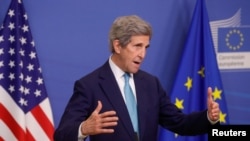 Utusan Khusus Presiden AS untuk Isu Iklim John Kerry menyampaikan pernyataan menjelang pertemuan antara Uni Eropa dan AS untuk membahas isu perubahan iklim di Brussels, pada 9 Desember 2021. (Foto: Pool via Reuters/Stephanie Lecocq)