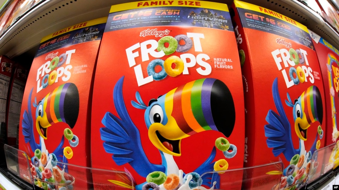 ARCHIVO - Cajas de cereal Kellogg's Fruit Loops se exhiben en una tienda Target en Pittsburgh, el 16 de noviembre de 2022. 