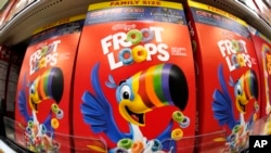 ARCHIVO - Cajas de cereal Kellogg's Fruit Loops se exhiben en una tienda Target en Pittsburgh, el 16 de noviembre de 2022. 