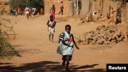 FILE - Children run home from school after hearing gunfire and explosions in Gao, Feb. 21, 2013. The United Nations Children’s Fund reports insecurity in northern Mali is keeping more than 380,000 children out of school.