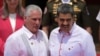 El presidente venezolano Nicolás Maduro sonríe al recibir a su homólogo cubano Miguel Díaz-Canel en el palacio de Miraflores, en Caracas, este 24 de abril de 2024.