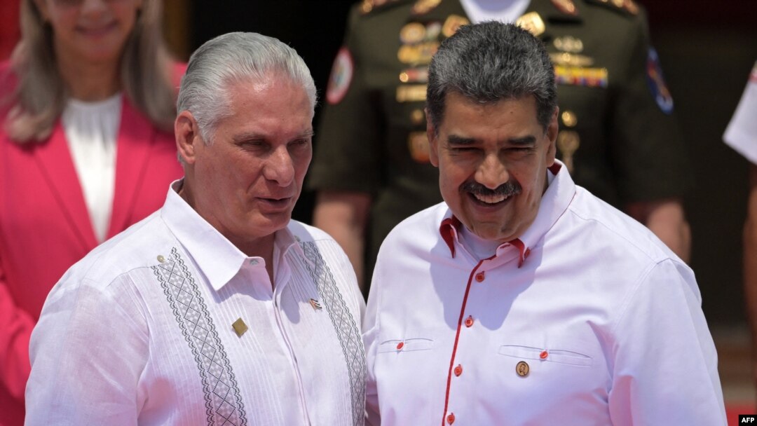 El presidente venezolano Nicolás Maduro sonríe al recibir a su homólogo cubano Miguel Díaz-Canel en el palacio de Miraflores, en Caracas, este 24 de abril de 2024.
