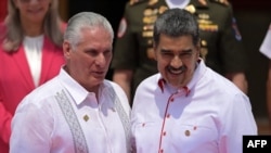 El presidente venezolano Nicolás Maduro sonríe al recibir a su homólogo cubano Miguel Díaz-Canel en el palacio de Miraflores, en Caracas, este 24 de abril de 2024.