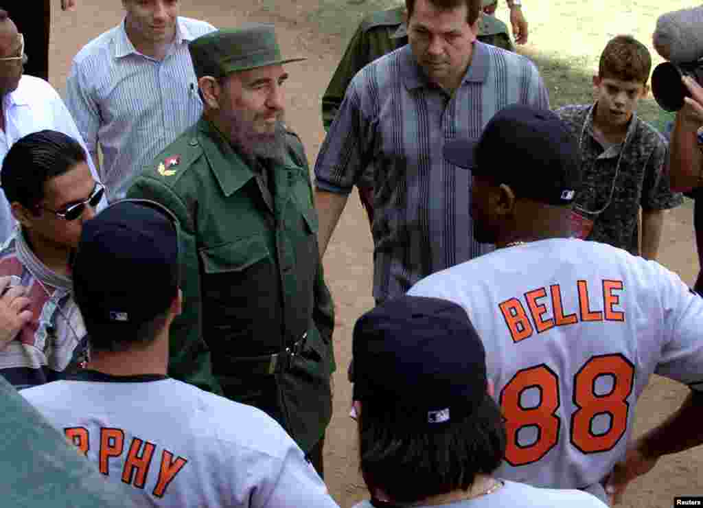 Una foto de archivo del 28 de marzo de 1999, muestra al entonces presidente cubano, Fidel Castro, conversando con Albert Belle antes del juego de exhibición entre los Orioles y una Selección Nacional Cubana.