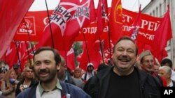 反对派活动人士古德柯夫(右)和立法人员波诺马列夫与反对派支持者一起游行前往集会地点