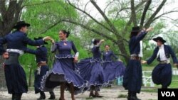 Un cuerpo de ballet folclórico baila el pericón en el lanzamiento del Día del Patrimonio.