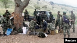 Des soldats des Forces armées de la République démocratique du Congo prennent une pause lors d’une opération contre les rebelles rwandais Forces démocratiques pour la libération du Rwanda dans le village de Kirumba, dans le territoire de Rutshuru, est de la République démocratique du Congo, le 27 février 2015