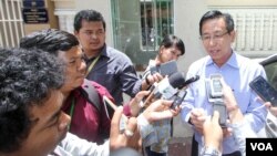 Attorney Ky Tech speaks to the press on behalf of Prime Minister Hun Sen about a pending legal case against opposition Senator Thak Lany and opposition leader Sam Rainsy at the Phnom Penh Municipal Court on Friday, August 05, 2016. (Leng Len/VOA Khmer)