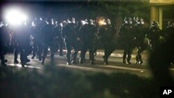 Polícia responde à manifestação no Parque da Cidade Floyd Light. 6 Agosto 2020, Portland, Oregon.