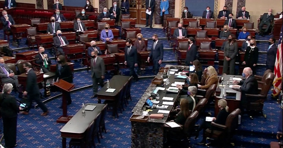 Chiroyli qizni mehmonxona xonasida katta sik bilan sikishadi