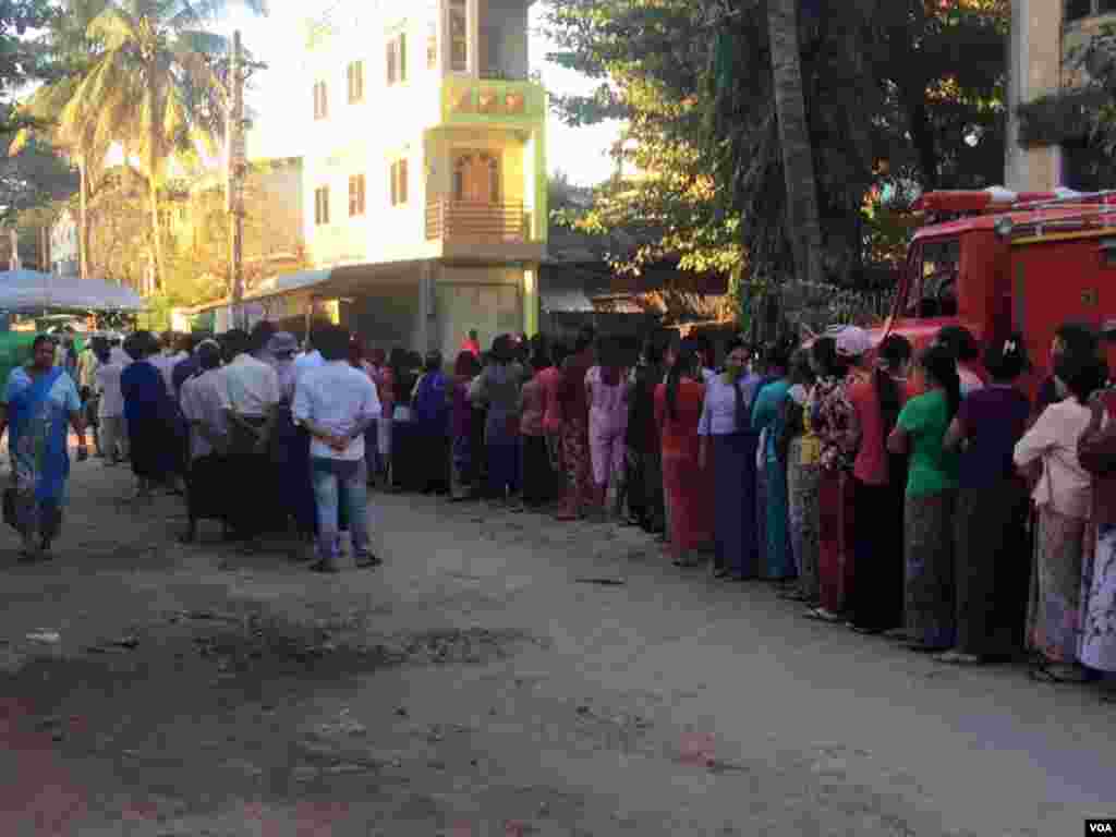 ပြည်မြို့နယ် မဲဆန္ဒပေးပွဲ စတင်တဲ့မြင်ကွင်း။ (ဓာတ်ပုံ-ကိုဝင်းခန့်မောင်/ဗွီအိုအေ-မြန်မာပိုင်း)