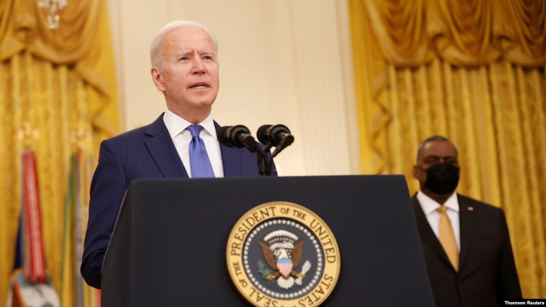 El presidente Joe Biden se dirige a las cámaras durante una ceremonia en la Casa Blanca con motivo del Día Internacional de la Mujer, el 8 de marzo de 2021.