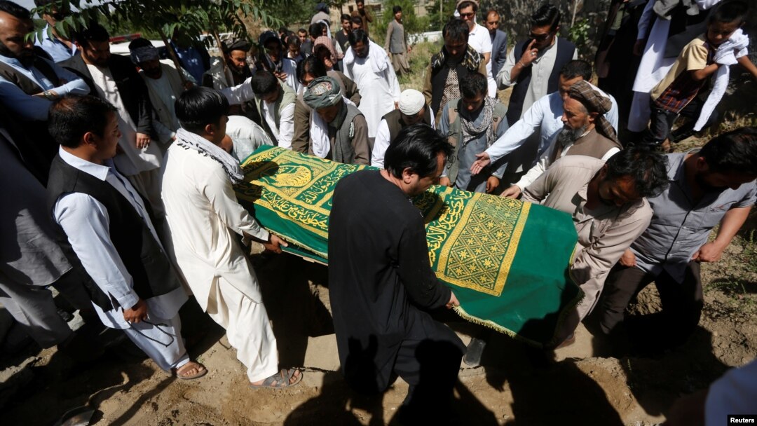 Warga Afghanistan menghadiri pemakaman wartawan Zabihullah Tamanna yang tewas dibunuh, dalam upacara di Kabul, 7 Juni lalu (foto: dok). 