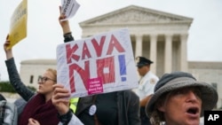 Un manifestante porta un cartel que dice "No a Kavanaugh, creo en Christine Blasey Ford" frente ala Corte Suprema de EE.UU. ein Washington, el 24 de septiembre de 2018.