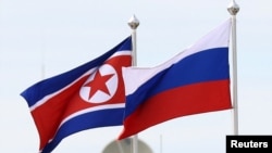 2023년 9월 13일, 러시아 극동 아무르 지역에 위치한 보스토치니 우주기지에서 러시아 국기와 북한 인공기가 나부끼고 있다.