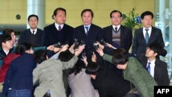 Kepala Dewan Pengusaha Korea Selatan di Kaesong, Chung Ki-Sup (tengah) memberikan keterangan kepada media di Paju, Rabu (18/3).