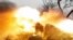 Фото: українські сили стріляють з гаубиці на позиції в Харківській області, Reuters