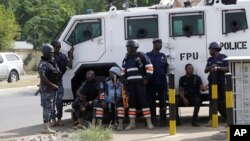 La police devant le bureau de la commission électorale du Ghana à Accra, Ghana, 9 décembre 2016.